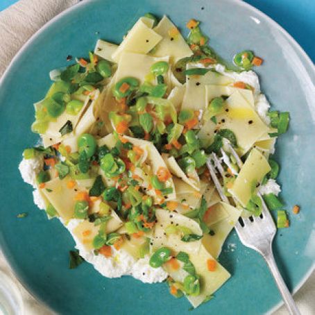 Fresh pasta with favas and ricotta quadrotti ai porri, fave e ricotta salata