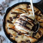 Brown Butter Chocolate Chip Cookie Skillet (Pizookie) - Damn Delicious