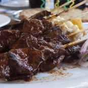 BROCHETA DE RES AL MOJO DE AJO