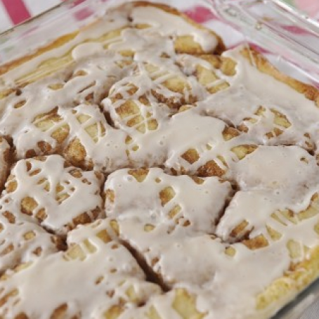 Cinnamon Roll Cake/Vicky/Pinterest