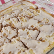 Cinnamon Roll Cake/Vicky/Pinterest