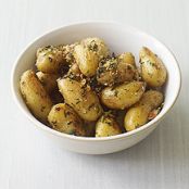 ROASTED FINGERLING POTATOES WITH HERBS AND GARLIC