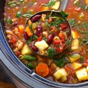 HOMEMADE MINESTRONE SOUP {SLOW COOKER}