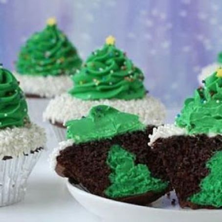 Cheesecake Stuffed Christmas Tree Cupcakes