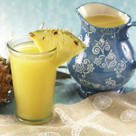 Vanilla Pineapple Breeze Cocktail (Tara McConnell)