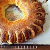 Pastry Ring with Dark Chocolate and Cardamom