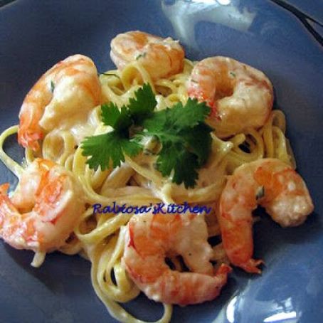 LINGUINE Y CAMARONES EN SALSA DE AJO ALFREDO