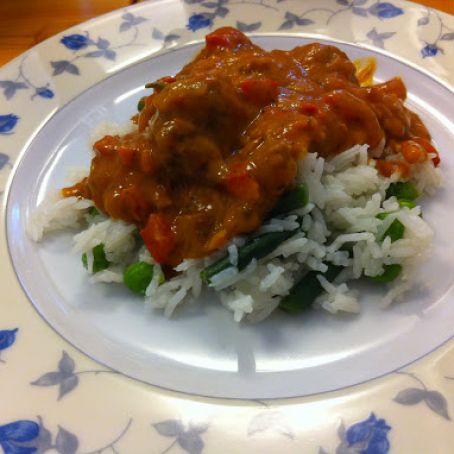 Rice with vegetables and meatballs with curry sauce