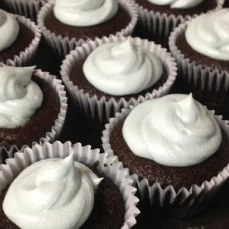 Moist Chocolate Cupcakes - Super Easy!