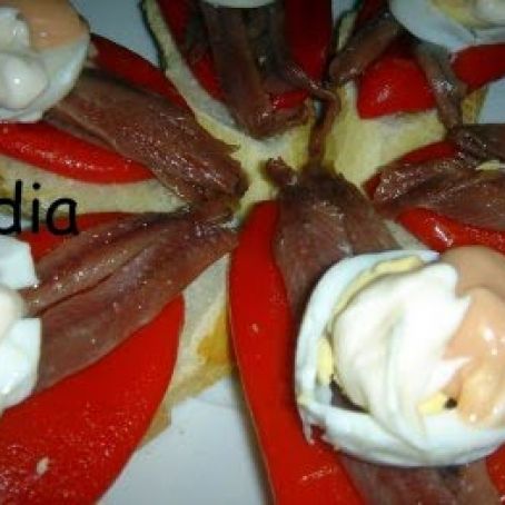MONTADITO DE PIQUILLO A LAS DOS SALSA