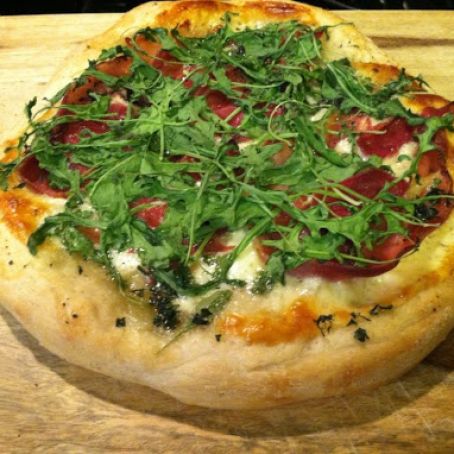 Prosciutto, provolone and arugula pizza
