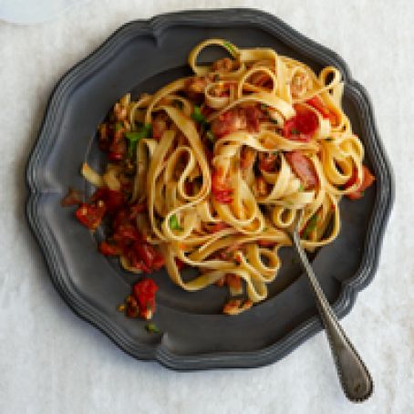 Linguine with Clams, Bacon, and Tomato