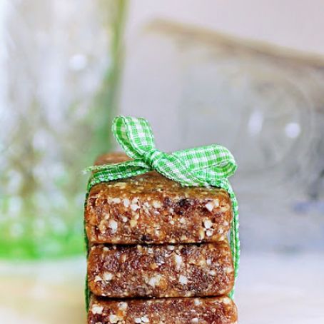 Oatmeal-Raisin Cookie Larabars1/2 cup raisins (80g) 6 T quick oats (30g) 1/2 cup walnuts (40g) 1/8 tsp plus 1/16 tsp salt 1/4 tsp pure vanilla extract