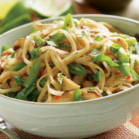 Stir-Fried Noodles with Chicken, Mushrooms & Green Beans