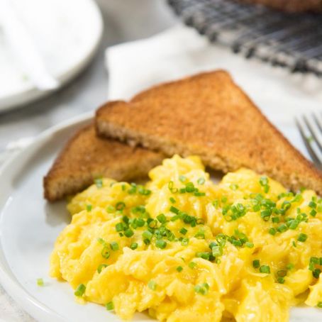 PERFECT SCRAMBLED EGGS (1 MINUTE SCRAMBLED EGGS)