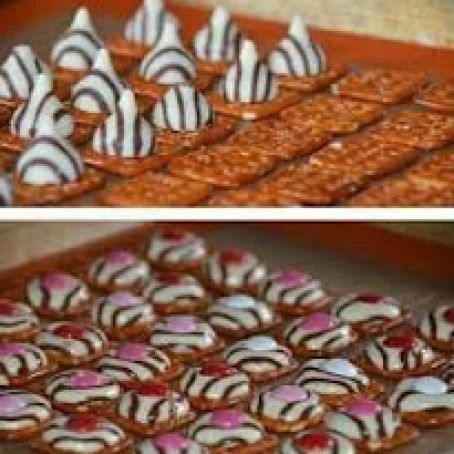 Pretzel M&M Hugs (Christmas Style) Serves 70