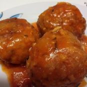Albóndigas en salsa de tomate y queso parmesano