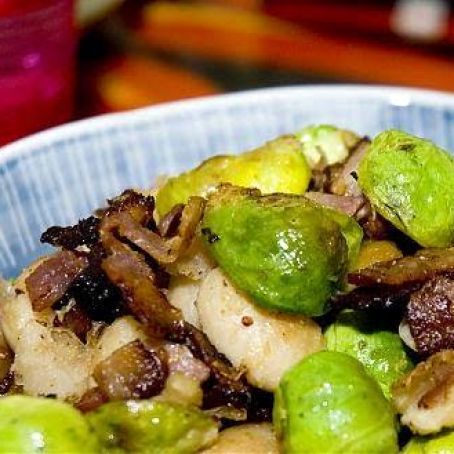 Brysselkål med stora vita bönor, bacon och soltorkade tomater