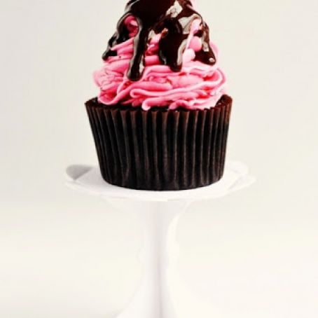 Dark Chocolate & Raspberry Buttercream Cupcakes with Chocolate Glaze