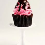 Dark Chocolate & Raspberry Buttercream Cupcakes with Chocolate Glaze