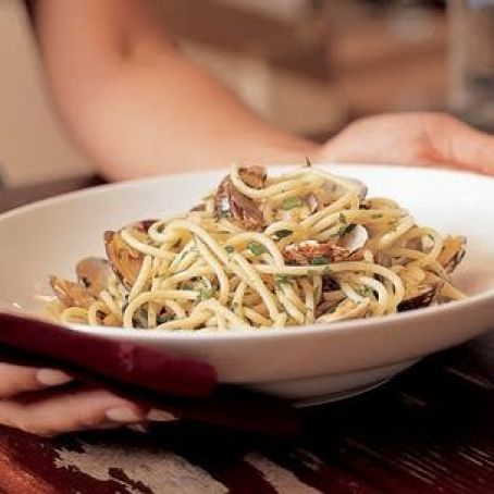 Spaghetti with Clams in Their Shells (Spaghetti alle Vongole Veraci)