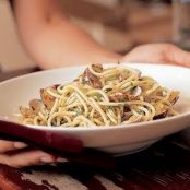 Spaghetti with Clams in Their Shells (Spaghetti alle Vongole Veraci)
