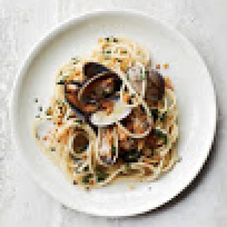Spaghetti with Clams and Crispy Bread Crumbs