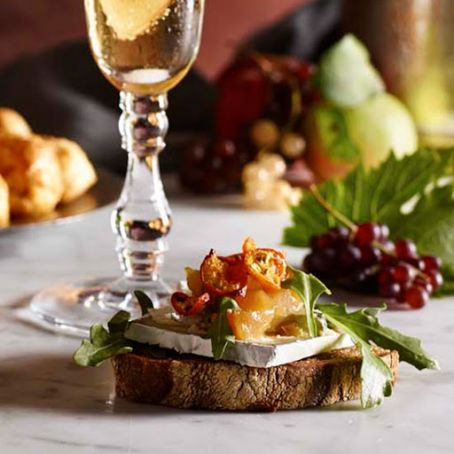 Crostini with Humboldt Fog and Pear Chutney