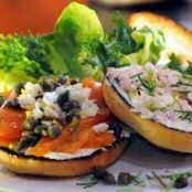 BAGELS CON SALMON