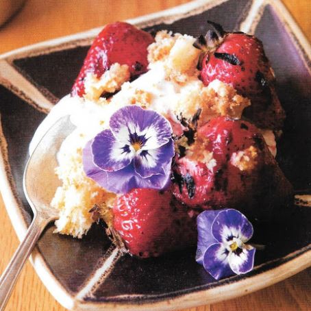 Lard Cake with Grilled Strawberries and Basswood Honey Cream