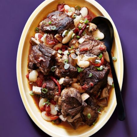 Braised Short Ribs With Árbol Chilies, White Beans, Mushrooms & Beer