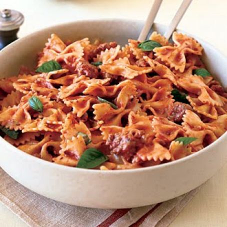 FARFALLE w/SAUSAGE, TOMATOES & CREAM