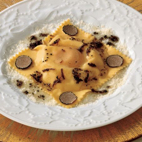 large ravioli with egg yolk and robiola raviolone con tuorlo e robiola