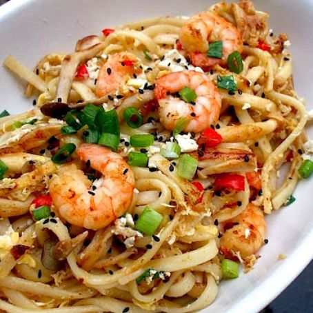 Yaki udon with shimeji & shrimp