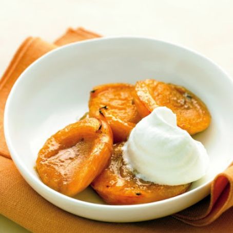 Broiled apricots with ginger whipped cream