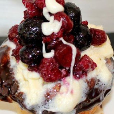 Cinnamon Roll FroYo Sundaes with Berries