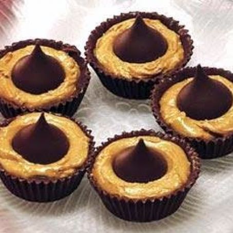 Chocolate Fluted KISSES Cups