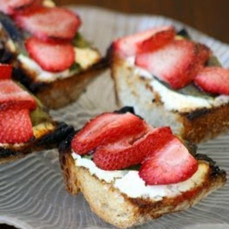 STRAWBERRY & GOAT CHEESE BRUSCHETTA