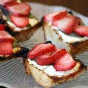 STRAWBERRY & GOAT CHEESE BRUSCHETTA