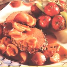 TENDERLOIN OF BEEF WITH RED WINE MUSHROOM SAUCE