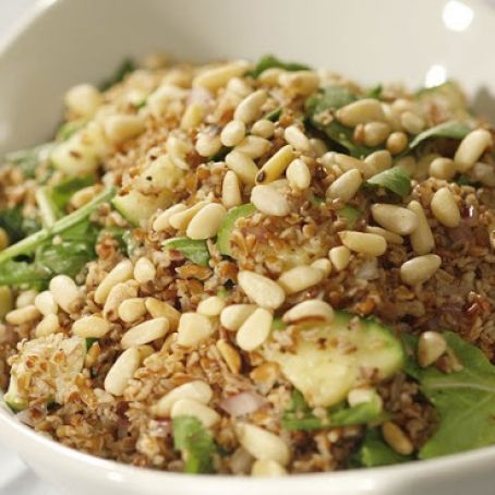 Bulgur salad with arugula, zucchini and pine nuts