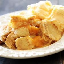 Three-Ingredient Slow Cooker Peach Cobbler Recipe