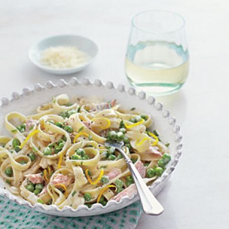 Fettuccine Alfredo with Ham and Peas