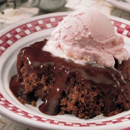 Slow Cooker Hot Fudge Sundae Cake