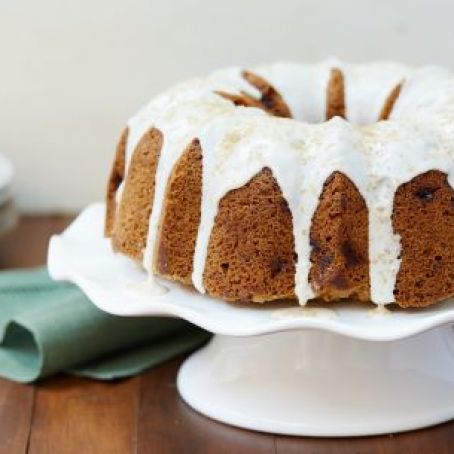 APPLE SPICE BUNDT CAKE WITH RUM GLAZE