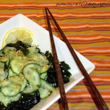 ENSALADA DE ALGAS Y PEPINOS CON CAMARONES ( SUNOMOMO )