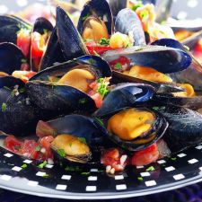Mussels With Tomato & White Wine Sauce