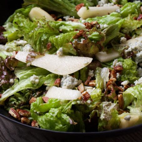 Green salad with Pears, Pecans and Cheese