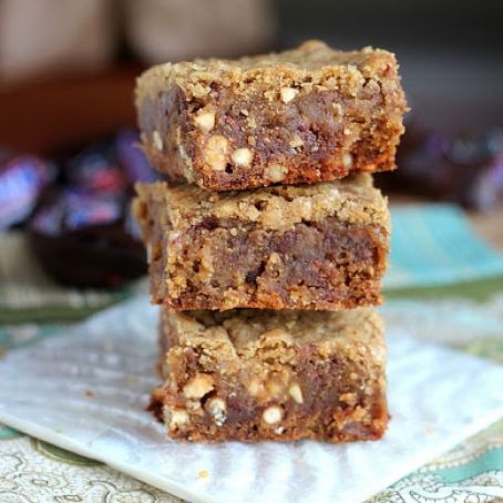 Pretzel Bottom Snickers Blondies