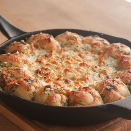 Cheesy Garlic-Knot Pizza Dip